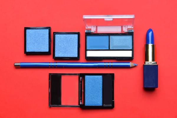 Set von blauem Make-up Kosmetik auf farbigem Hintergrund — Stockfoto
