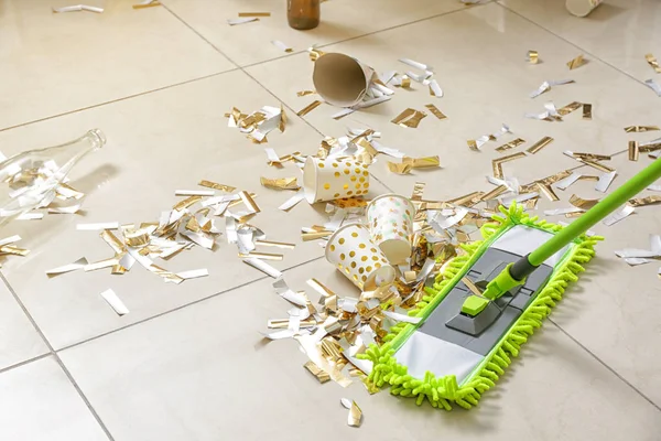 Limpeza do chão no quarto após a festa de Ano Novo — Fotografia de Stock