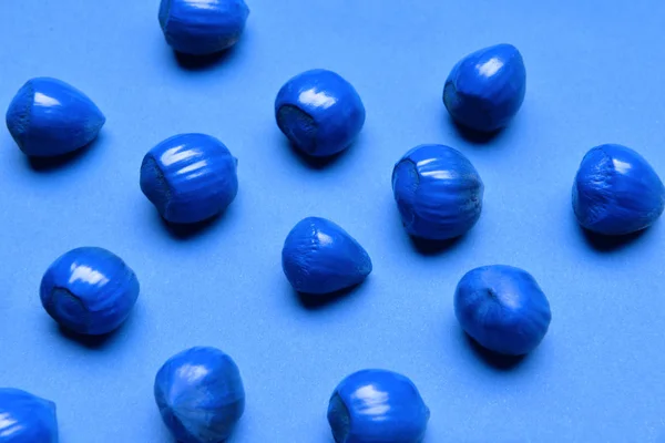 Nocciole blu su sfondo colore — Foto Stock