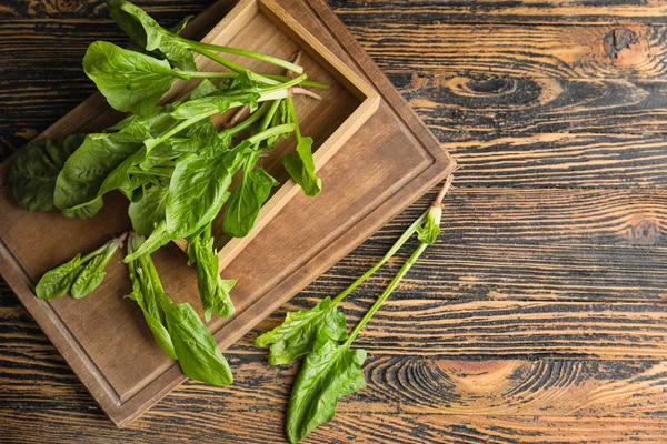 Tahta masada taze yeşil ıspanak.