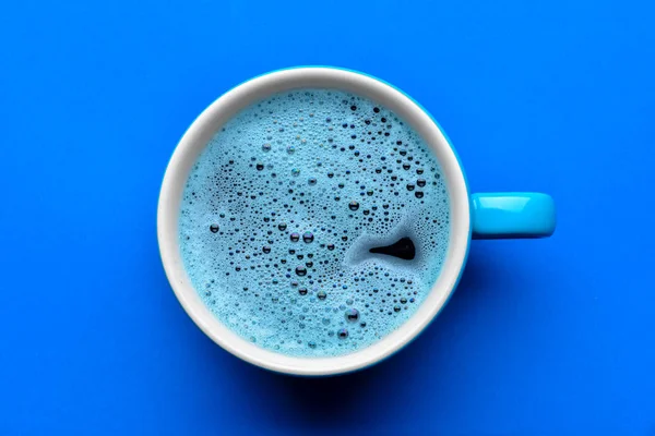 Taza de café caliente sobre fondo azul —  Fotos de Stock