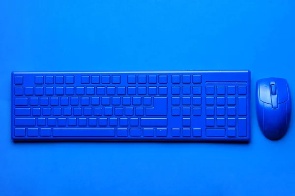 Blaue PC-Tastatur und -Maus auf farbigem Hintergrund — Stockfoto