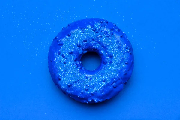 Sabroso donut azul sobre fondo de color — Foto de Stock
