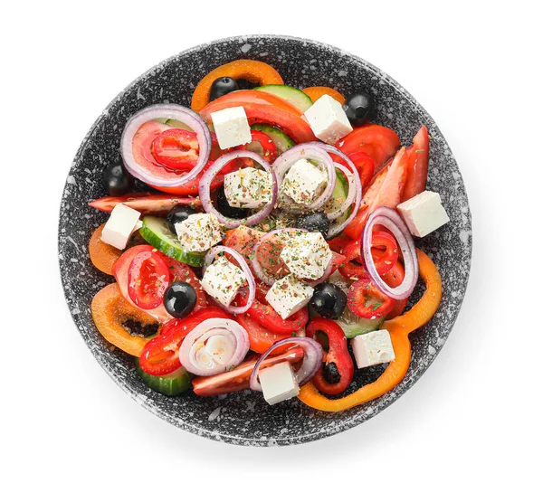 Plaat van smakelijke Griekse salade op witte achtergrond — Stockfoto