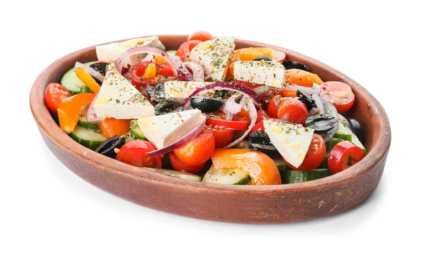 Plaat van smakelijke Griekse salade op witte achtergrond — Stockfoto