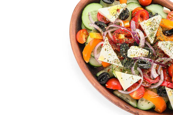 Placa de sabrosa ensalada griega sobre fondo blanco — Foto de Stock