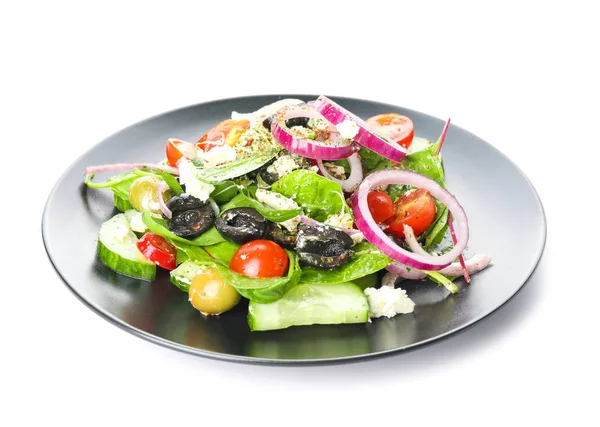 Placa de sabrosa ensalada griega sobre fondo blanco —  Fotos de Stock