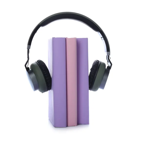 Boeken en moderne koptelefoon op witte achtergrond. Begrip audioboek — Stockfoto