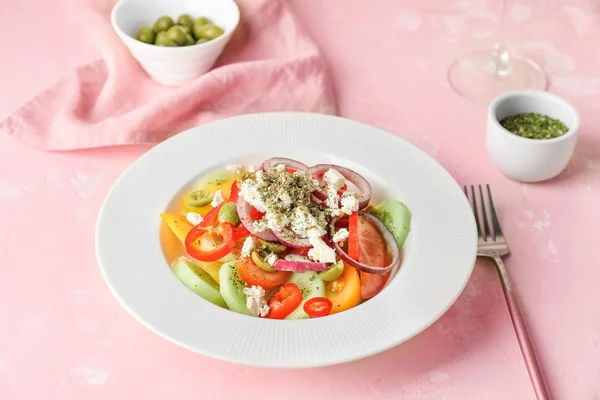 Bord met verse Griekse salade op tafel — Stockfoto