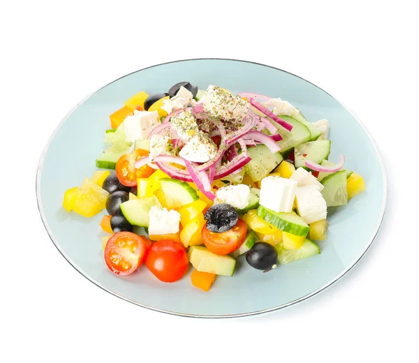 Prato com salada grega fresca sobre fundo branco — Fotografia de Stock