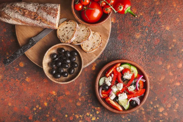 Composición con ensalada griega fresca en la mesa — Foto de Stock
