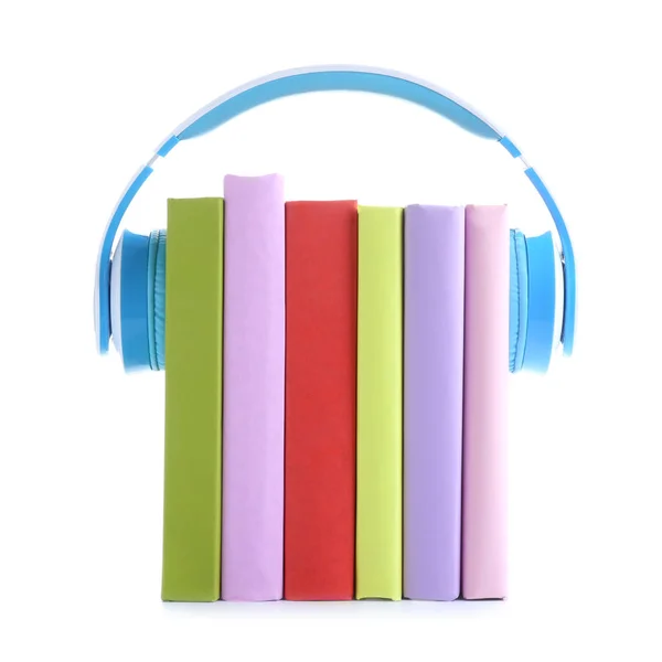 Libros y auriculares modernos sobre fondo blanco. Concepto de audiolibro —  Fotos de Stock