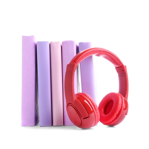 Livros e fones de ouvido modernos sobre fundo branco. Conceito de audiolivro — Fotografia de Stock