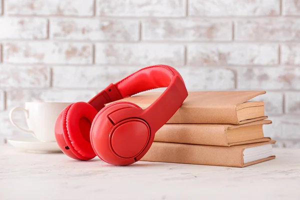 Books and modern headphones on table. Concept of audiobook — Stock Photo, Image