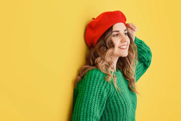 Beautiful young woman in warm sweater on color background — Stock Photo, Image