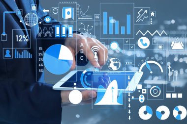 Tablet bilgisayarlı bir iş adamı gri arka planda sanal ekran kullanıyor. Modern iş teknolojileri kavramı