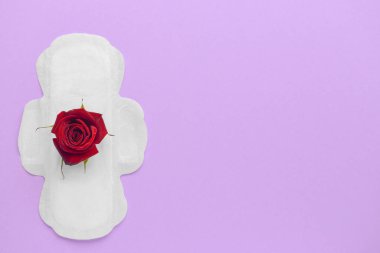 Kırmızı çiçekli regl yastığı. Regl konsepti
