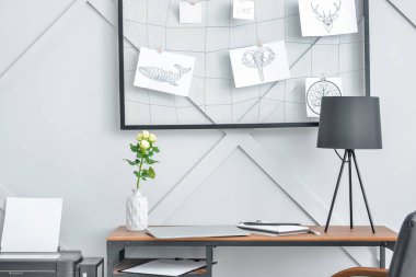 Modern odadaki ahşap kaplamalı lüks işyeri