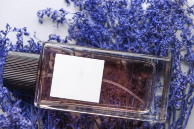 Masada lavantalı bir şişe parfüm.