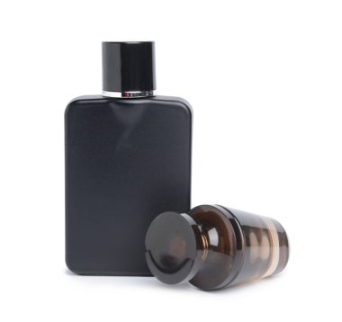 Beyaz arka planda farklı parfüm şişeleri