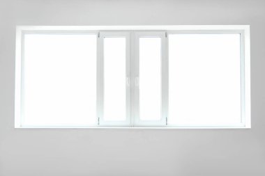 Oda içinde büyük modern metal-plastik pencere