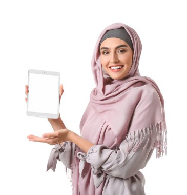 Beyaz arka planda tablet bilgisayarı olan güzel bir Arap kadın.
