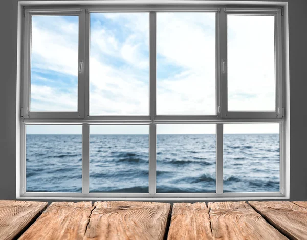 Vue sur belle mer à travers grande fenêtre métal-plastique — Photo
