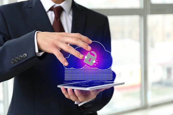 Geschäftsmann mit Tablet-Computer mit Cloud-Speicherdienst im Büro, Nahaufnahme — Stockfoto