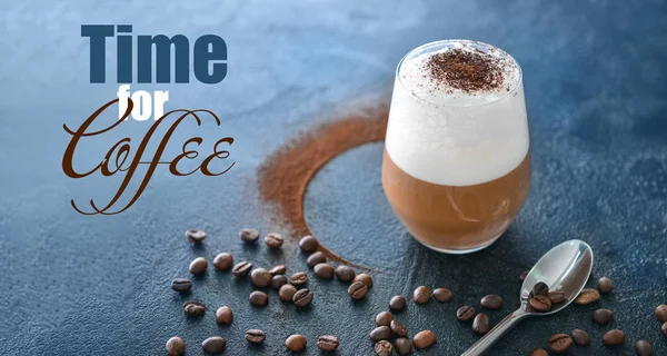 Verre de latte savoureux et texte TEMPS POUR LE COFFEE sur fond sombre — Photo