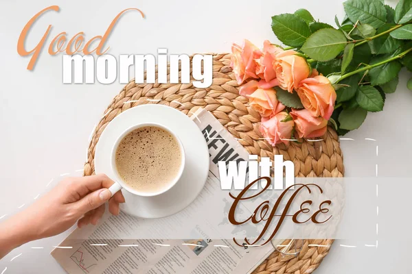 Mano femenina con taza de café, flores de rosas y texto BUENOS DÍAS CON CAFÉ sobre fondo blanco. Buenos días. —  Fotos de Stock