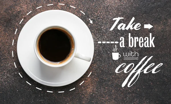 Bir fincan sıcak içecek ve mesaj. Gri arka planda kahve molası. — Stok fotoğraf