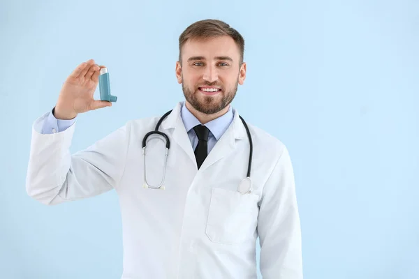 Retrato de médico masculino com inalador sobre fundo claro — Fotografia de Stock