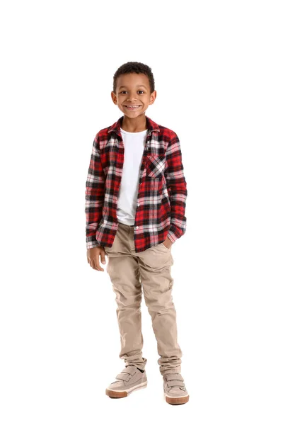 Carino ragazzo afro-americano alla moda su sfondo bianco — Foto Stock