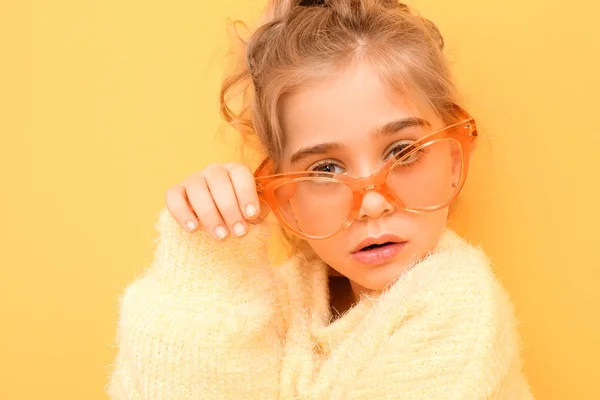 Cute fashionable girl with sunglasses on color background — 스톡 사진