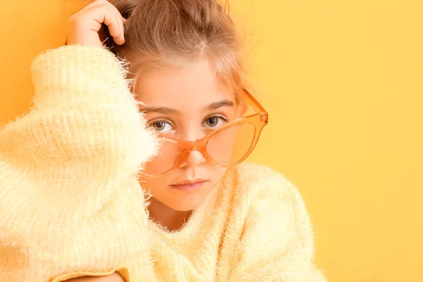 Cute fashionable girl with sunglasses on color background — 스톡 사진