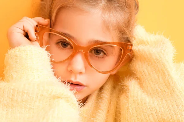 Linda chica de moda con gafas de sol en el fondo de color — Foto de Stock