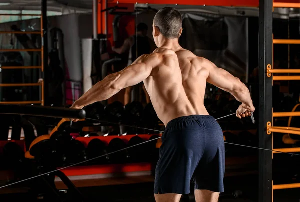Sportovní svalnatý muž trénink v tělocvičně — Stock fotografie