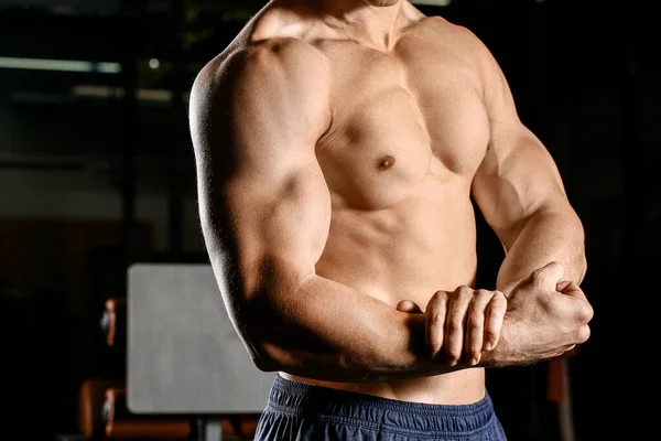 Sportowy muskularny mężczyzna w siłowni — Zdjęcie stockowe