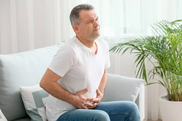 Pria dewasa menderita sakit perut di rumah. — Stok Foto