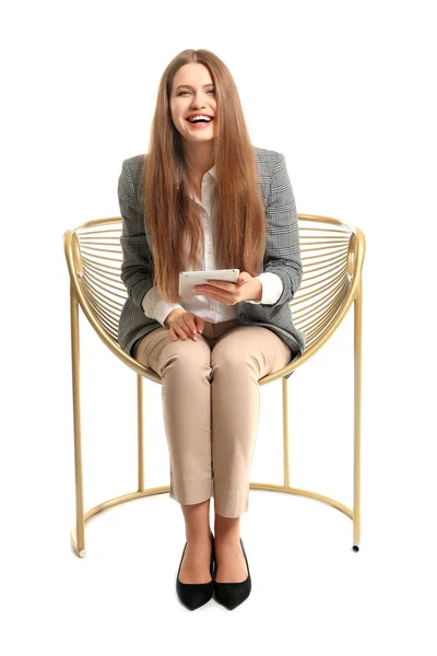 Schöne Geschäftsfrau mit Tablet-Computer sitzt im Sessel auf weißem Hintergrund — Stockfoto