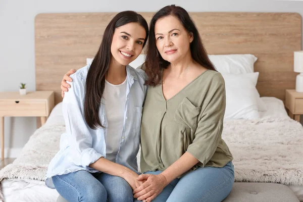 Mujer madura y su hija adulta pasando tiempo juntos en casa — Foto de Stock