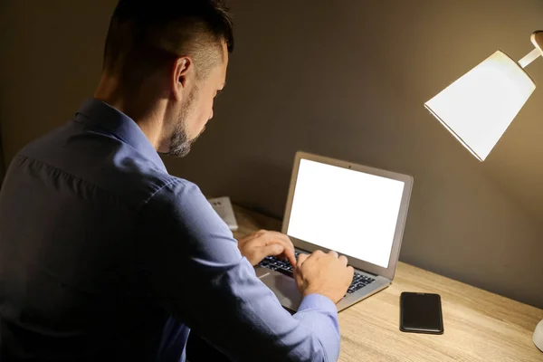 Man working in office late at night — Stockfoto