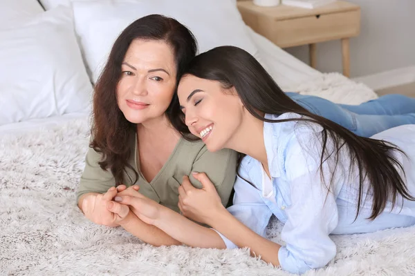 Mujer madura y su hija adulta pasando tiempo juntos en casa — Foto de Stock