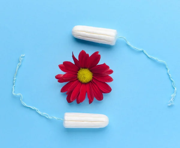 Tampões com flor no fundo da cor. Conceito de menstruação — Fotografia de Stock