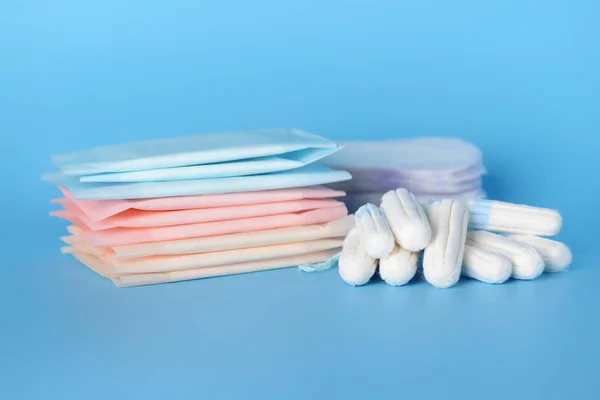 Almofadas menstruais com tampões no fundo de cor — Fotografia de Stock