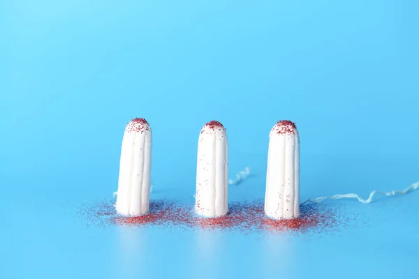 Tamponok piros csillogás a színes háttér. Menstruációs koncepció — Stock Fotó