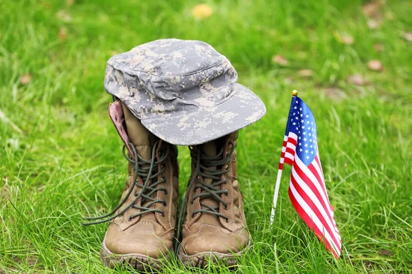 Military boots, hat and USA flag outdoors. Memorial Day celebration — Stock Photo, Image