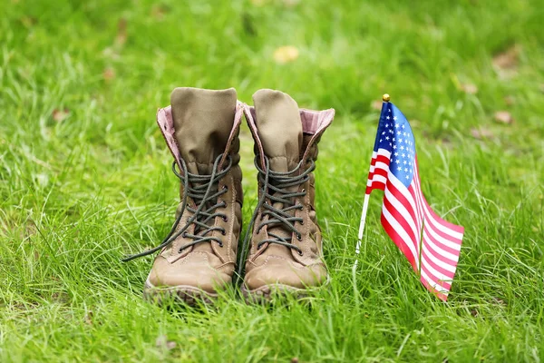Botas militares y bandera de Estados Unidos al aire libre. Celebración del Día de Memorial — Foto de Stock