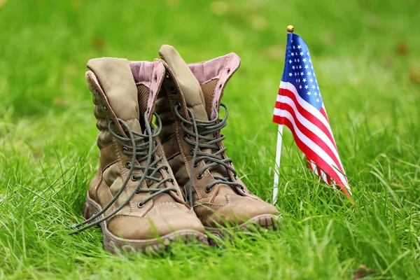 Botas militares y bandera de Estados Unidos al aire libre. Celebración del Día de Memorial — Foto de Stock