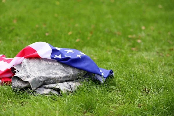 Mundur wojskowy i flaga USA na zewnątrz. Święto Pamięci — Zdjęcie stockowe